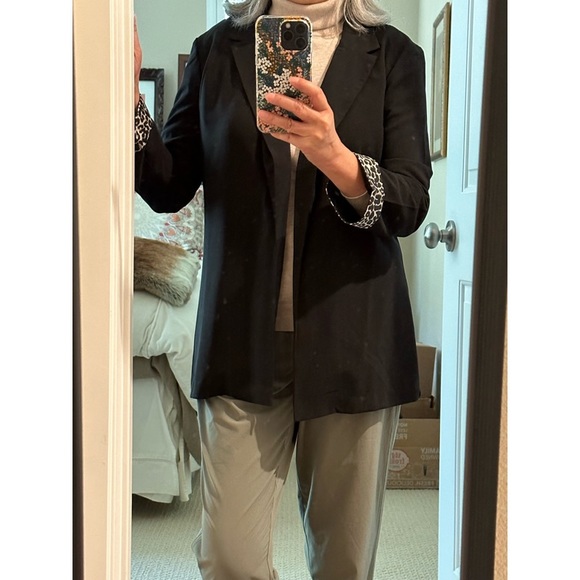 🐆 Stylish, thin back blazer with leopard print sleeve cuffs. Super cute! 💛🤎🖤 - Picture 2 of 7